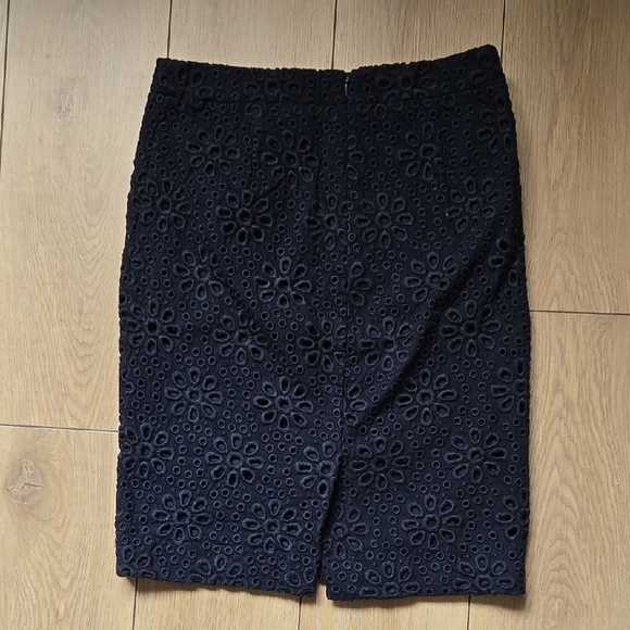 J.Crew Navy Floral Eyelet Embroidered No.2 Pencil Skirt Sz 4 - Picture 5 of 8
